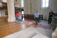 Räumung des Restinventars und der Kirchenbänke aus der Kirche (Foto: Karl-Franz Thiede)